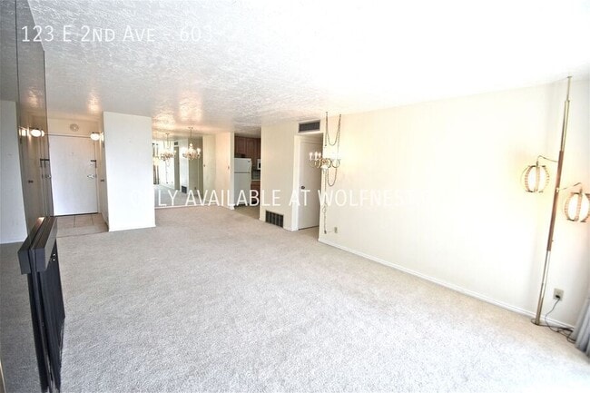 Building Photo - Stunning Downtown SLC Condo - Spacious & P...