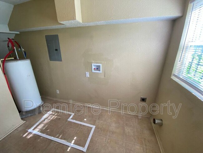 Building Photo - 2100 Monroe Ave