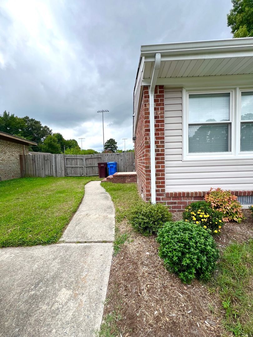 Building Photo - 908 Serf Ct