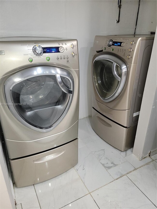 Building Photo - 14389 SW Kendale Lakes Cir