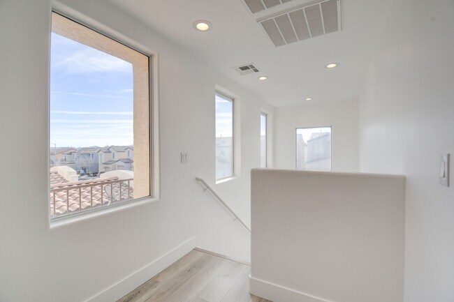 Building Photo - BEAUTIFUL 2 STORY SINGLE FAMILY HOME WITH 3 BEDROOMS AND 2.5 BATHS LOCATED IN SOUTHWEST