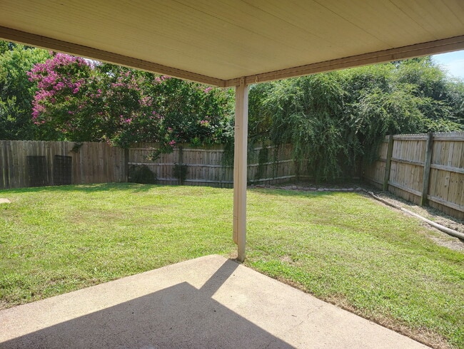 Building Photo - 10061 Woodland Pine Cove E