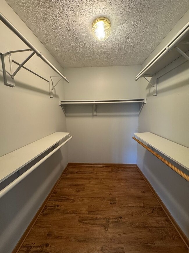 Building Photo - 1073 Fairlane Ct