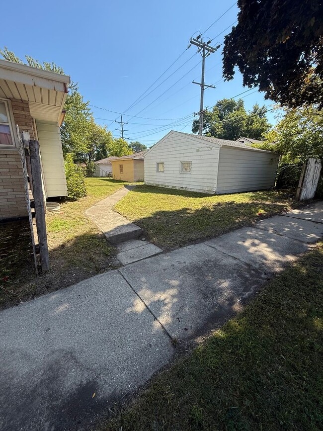 Building Photo - 3BR SINGLE FAMILY HOME, YARD, GARAGE, FULL...