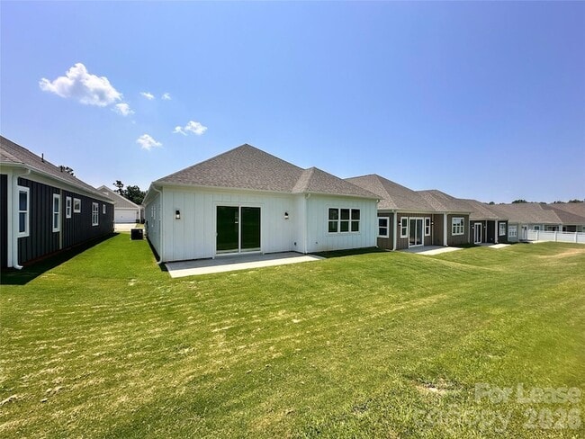 Building Photo - 6686 Star Dr