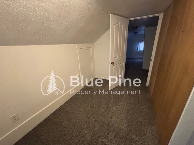 Building Photo - 915 N Hayes Ave