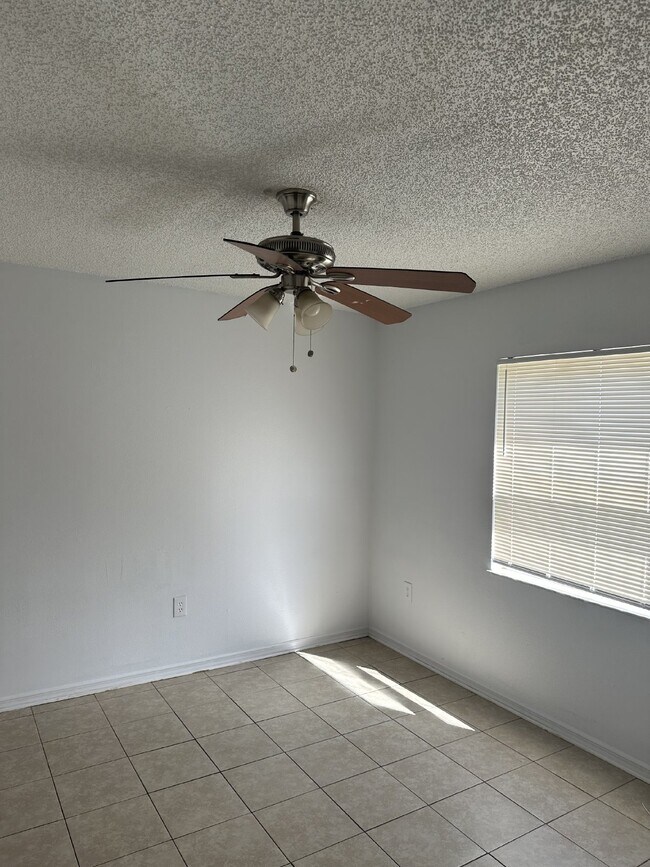 Building Photo - 5 Bedroom, 2 Bathroom Single Family Home F...