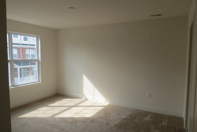 Building Photo - Beautiful Penn Square Townhome in Lansdale...