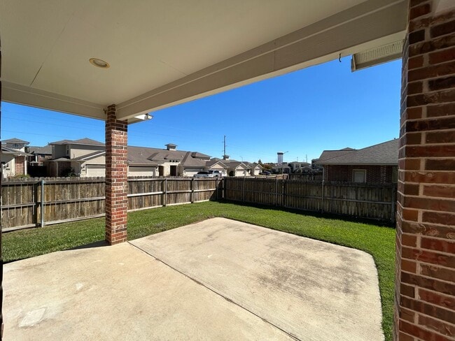 Building Photo - 3 bed/3 bath in South College Station Avai...
