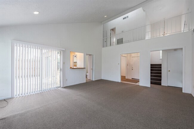 Building Photo - 1915 Mustang Springs Dr