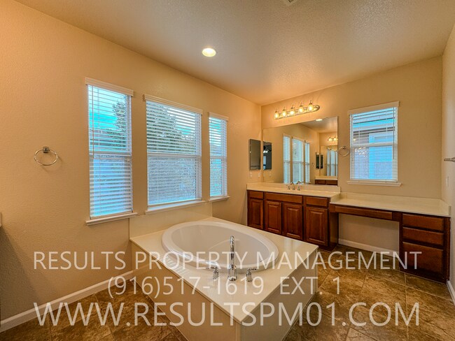 Building Photo - Beautiful 4 Bedroom 3 Bath home