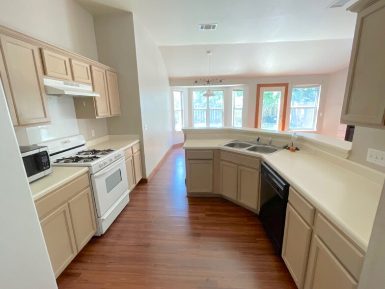 Building Photo - 218 Sunshadow Dr