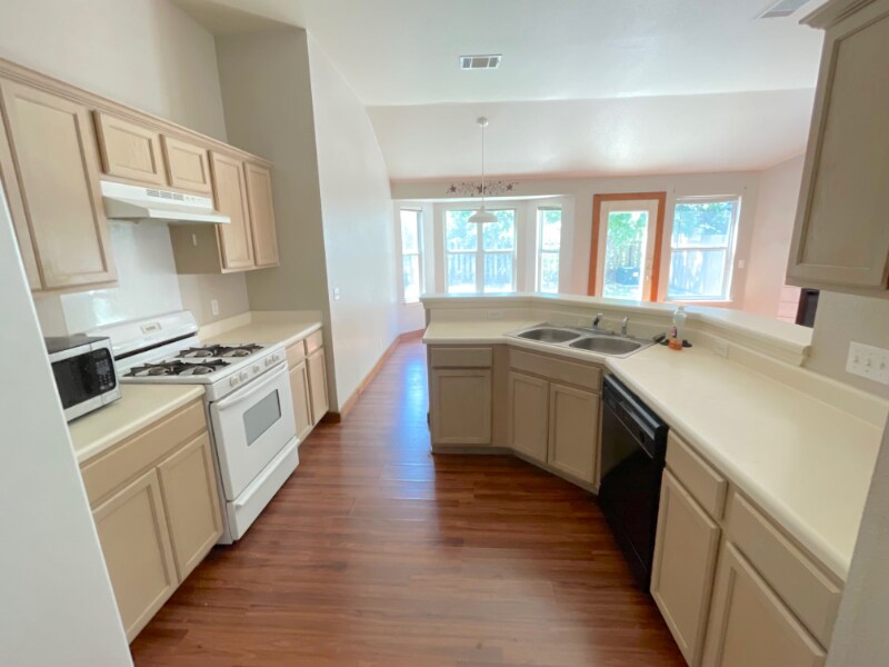 Building Photo - 218 Sunshadow Dr