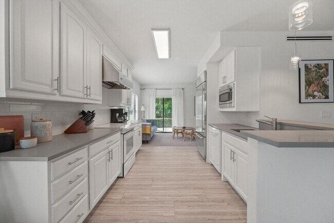 Building Photo - 11355 Pond View Dr