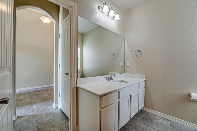 Building Photo - Stunning 5-Bedroom Home with Lake Views in...