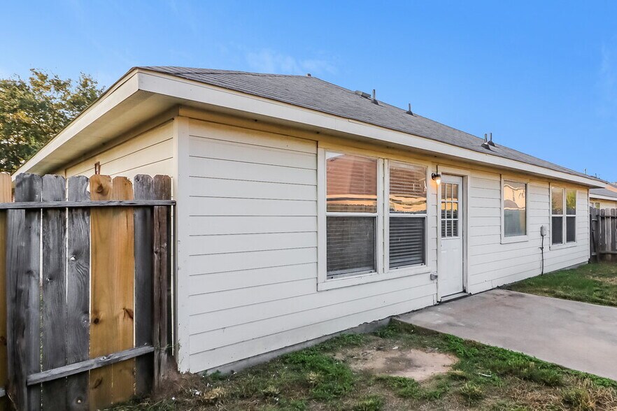 Building Photo - 19527 Kadabra Dr