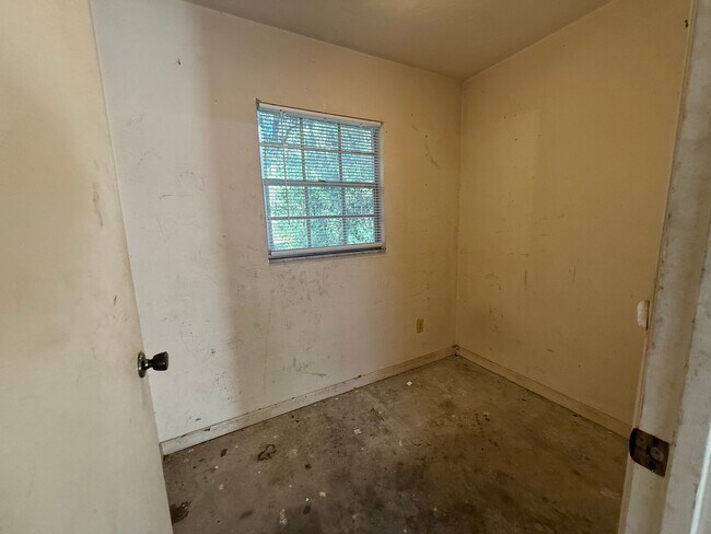 Building Photo - Comfortable SW Gainesville Home with Large Yard