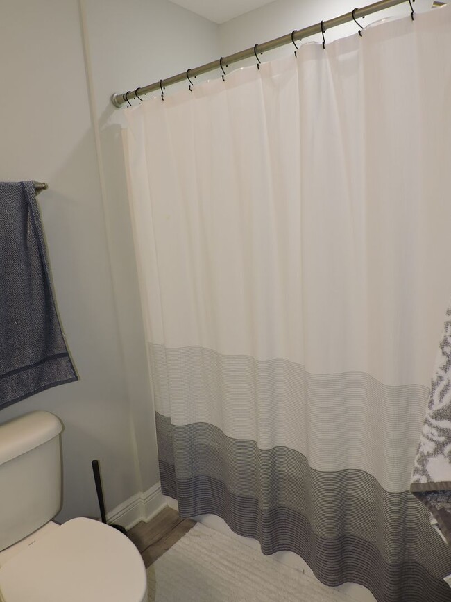 Building Photo - Easy access to interstate, shopping & Navy...