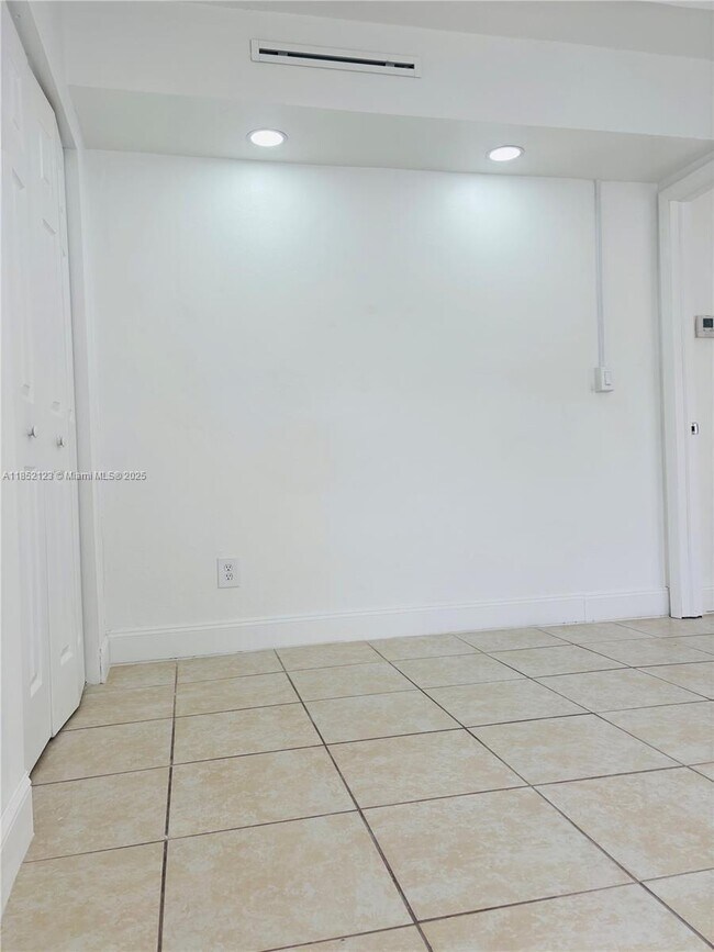 Building Photo - 15445 Hayes Ln