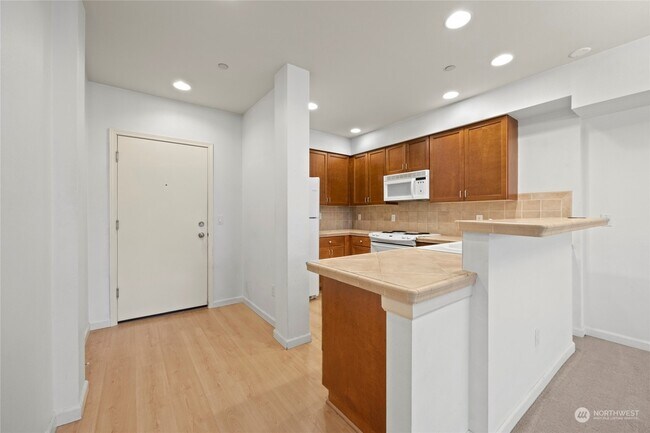 Kitchen - 11004 NE 11th St