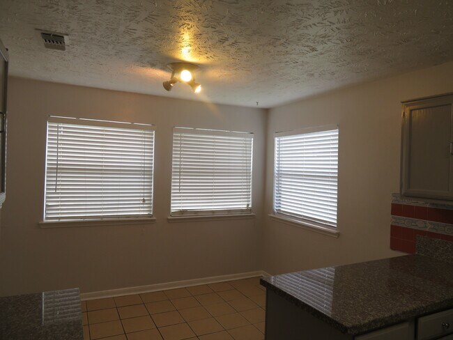 Building Photo - 12824 Westpark Dr
