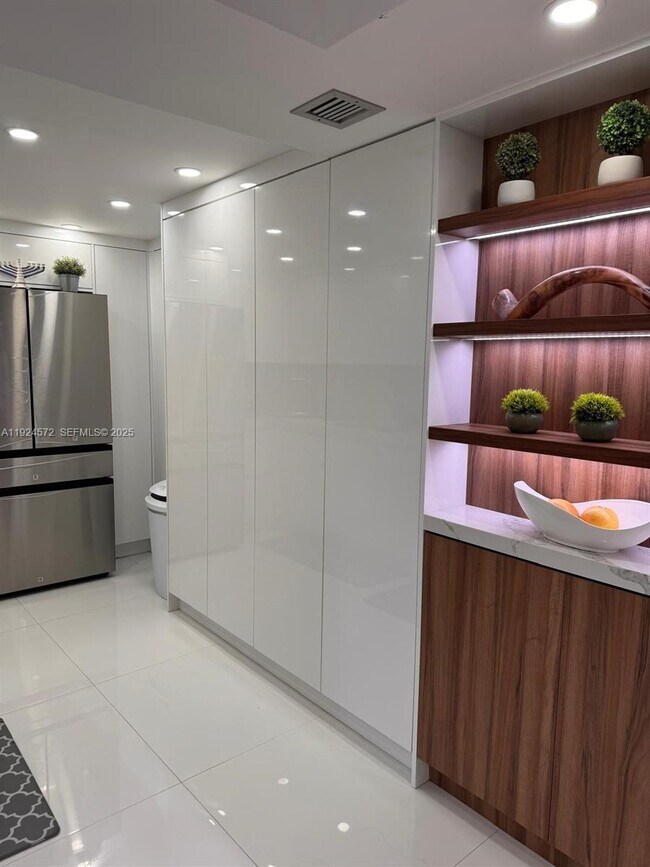 Building Photo - 3800 S Ocean Dr