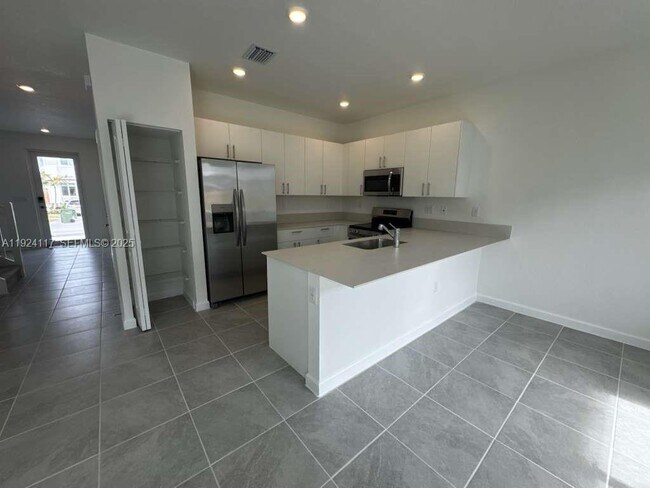 Building Photo - 632 SE 14th Ct