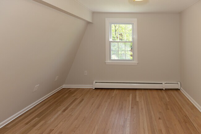 Building Photo - 10 Meadow Ln