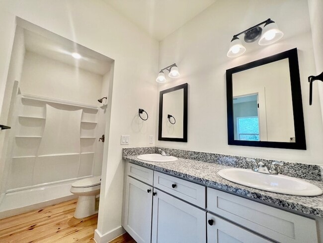 Building Photo - 228 N Dixie St