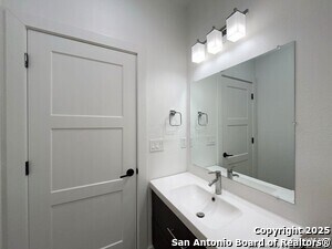 Building Photo - 2615 S Flores St