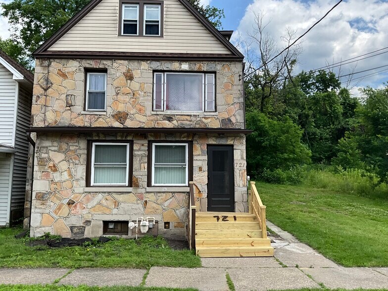Building Photo - 721 Meadow Ave