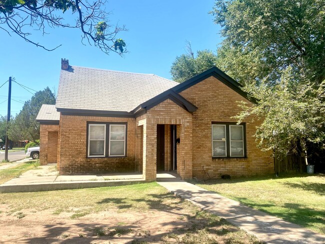 Building Photo - 2 Bed/1 Bath Newly Remodeled Single Family...