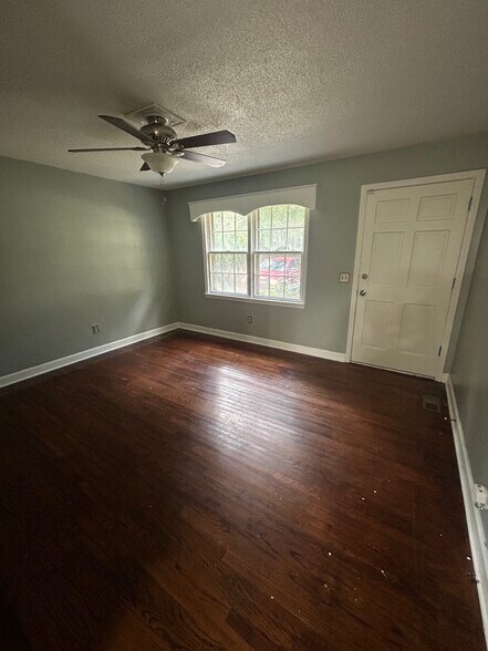 Building Photo - 3010 Skylark Dr