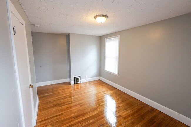 Building Photo - 4 Standard St