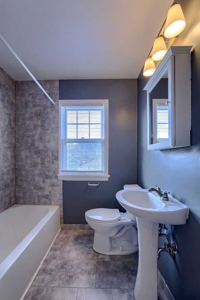 Building Photo - Charming 2 Bedroom With Spacious Living In Benson!!