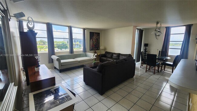 Building Photo - 1301 NE Miami Gardens Dr