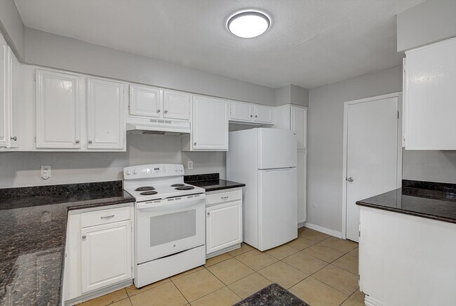 Building Photo - 5825 W Tidwell Rd