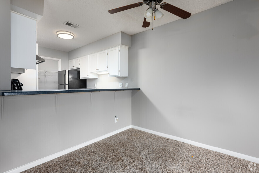 2BR, 2BA - 915SF - Dining Room - Hunt Club Apartments, LLC