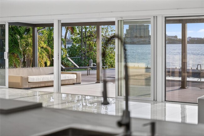 Building Photo - 1101 S Shore Dr