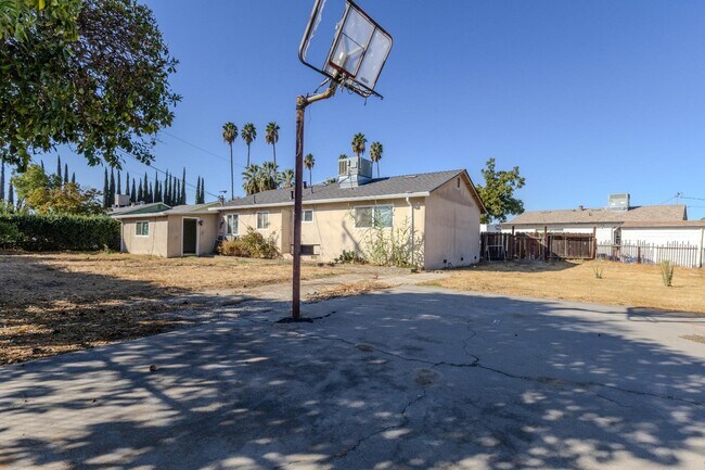 Building Photo - 1009 Avon Ct