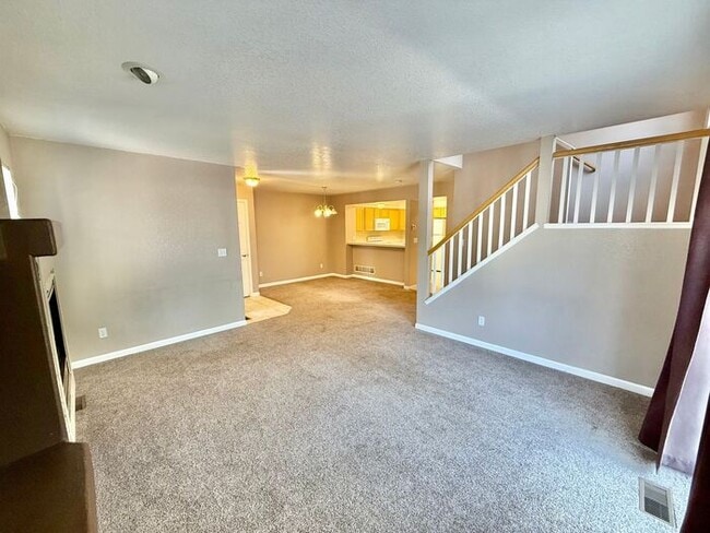 Building Photo - 3 Bedroom 2.5 Bath Townhome with 1 car gar...
