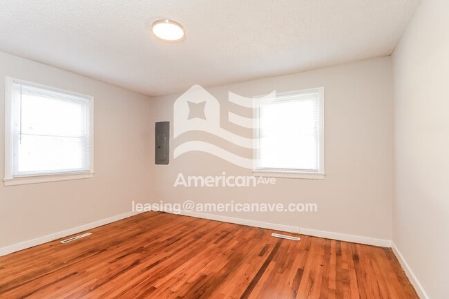 Building Photo - 305 River Dr