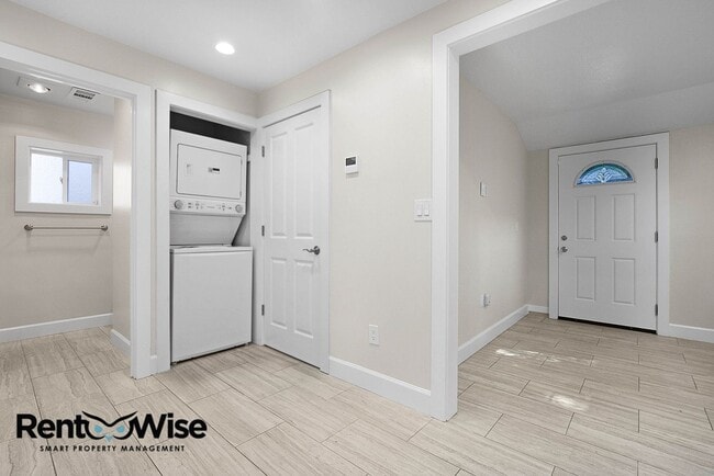 Building Photo - Chestnut Garden Patio Apartments