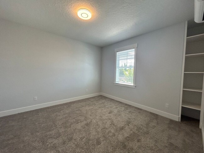 Building Photo - 3 Bed, 2.5 Bath Townhouse/Duplex - Modern Living in a Great Location!