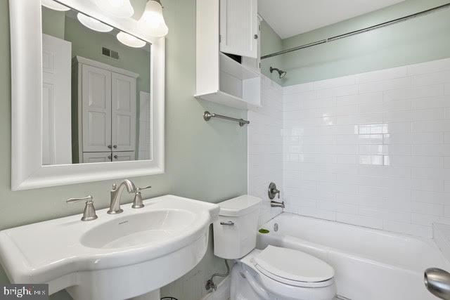 Building Photo - 657 S Columbus St