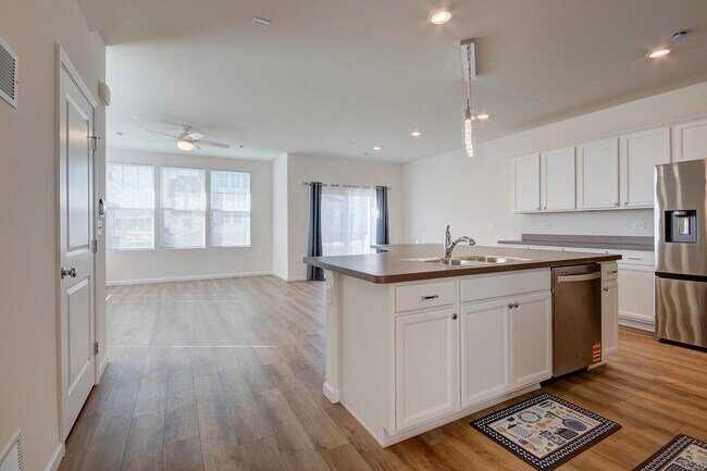 Building Photo - 5935 Hawkweed Dr