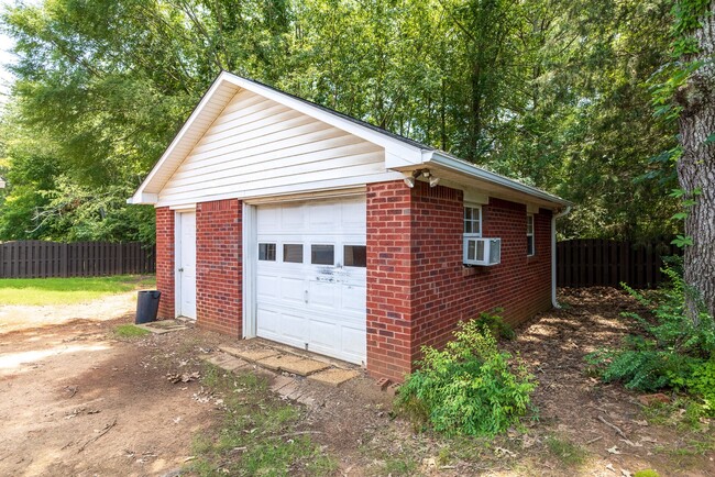 Building Photo - 127 Knotting Pl