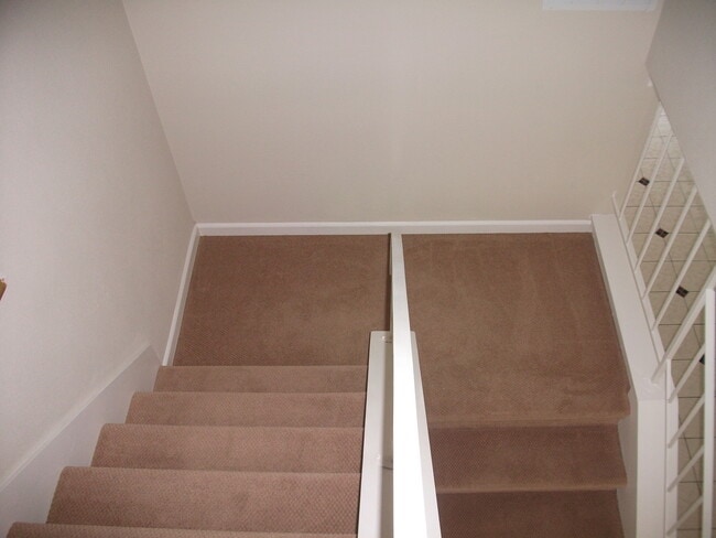 Building Photo - 4 bedroom home/ 2.5 Bath Single Family Hom...