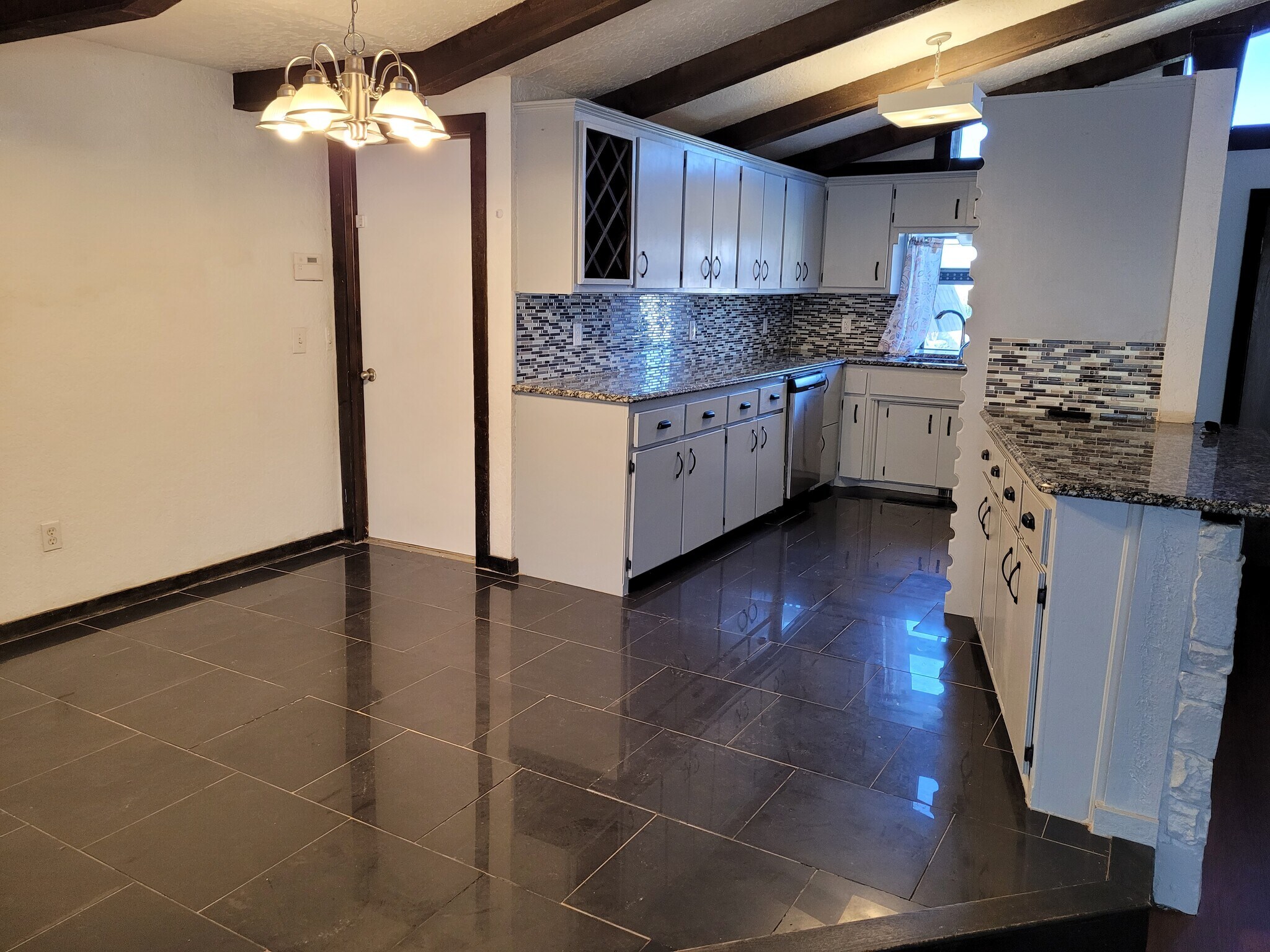 Building Photo - 102 Redbird Cir