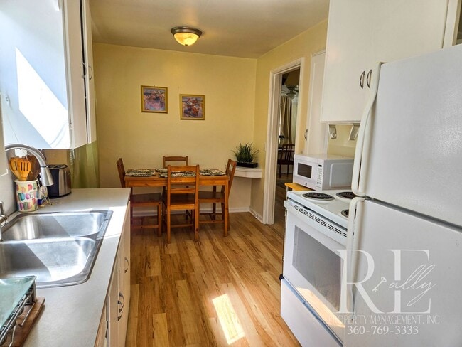 Building Photo - Furnished Cozy 1-Bd Near PSNS